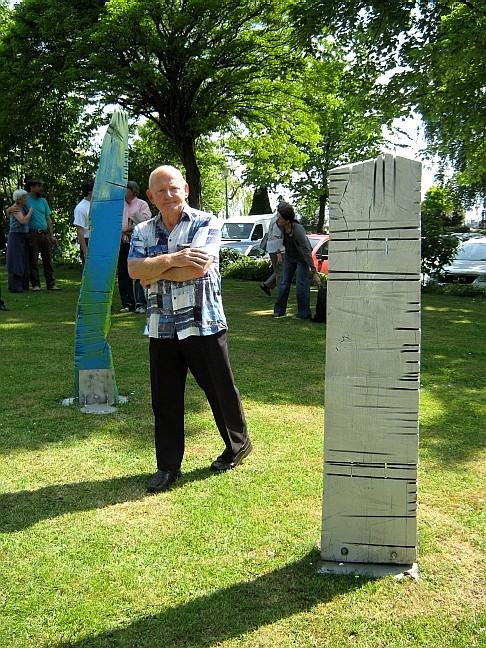 Manfred Zacher mit seinen Skulpturen